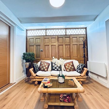 Private 2 Bed Guest House - Van Parking, M25 & A1 Connections Поттерс Бар Экстерьер фото