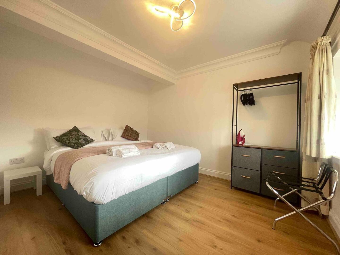 Private 2 Bed Guest House - Van Parking, M25 & A1 Connections Поттерс Бар Экстерьер фото