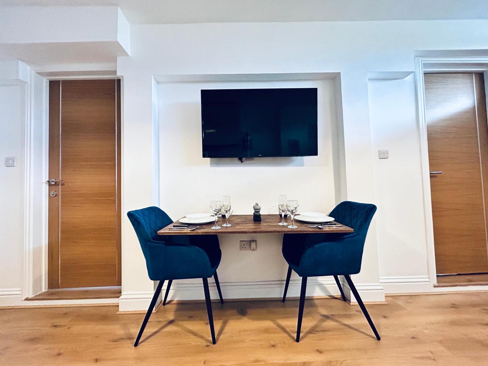 Private 2 Bed Guest House - Van Parking, M25 & A1 Connections Поттерс Бар Экстерьер фото