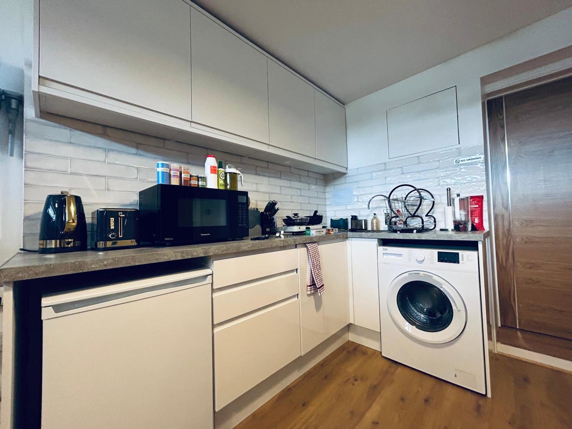Private 2 Bed Guest House - Van Parking, M25 & A1 Connections Поттерс Бар Экстерьер фото