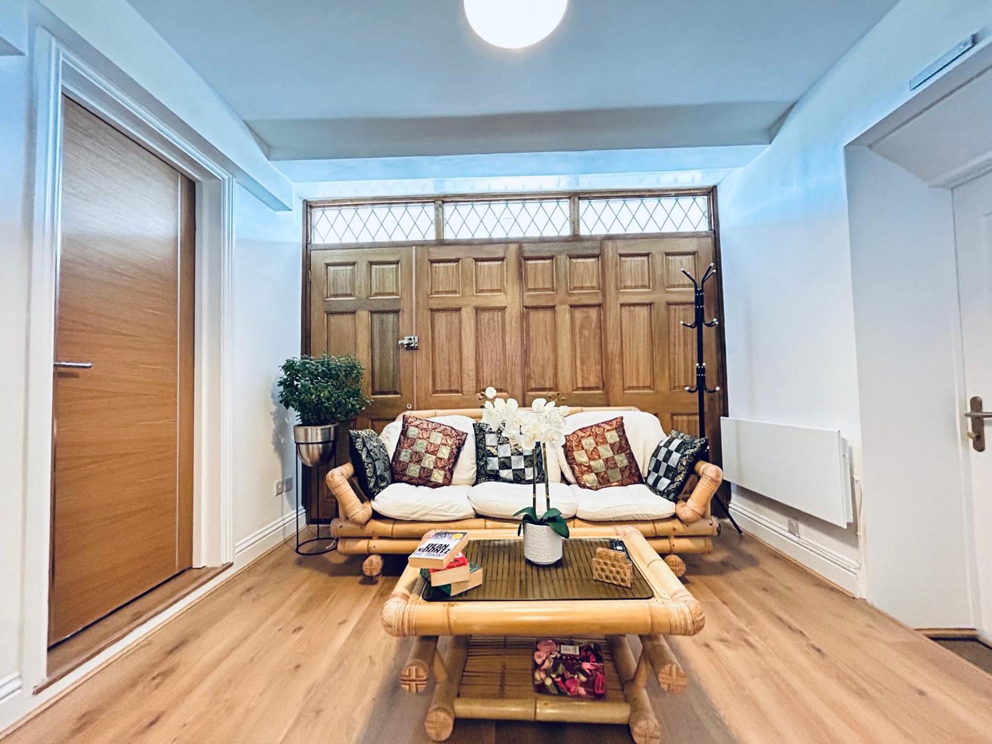 Private 2 Bed Guest House - Van Parking, M25 & A1 Connections Поттерс Бар Экстерьер фото