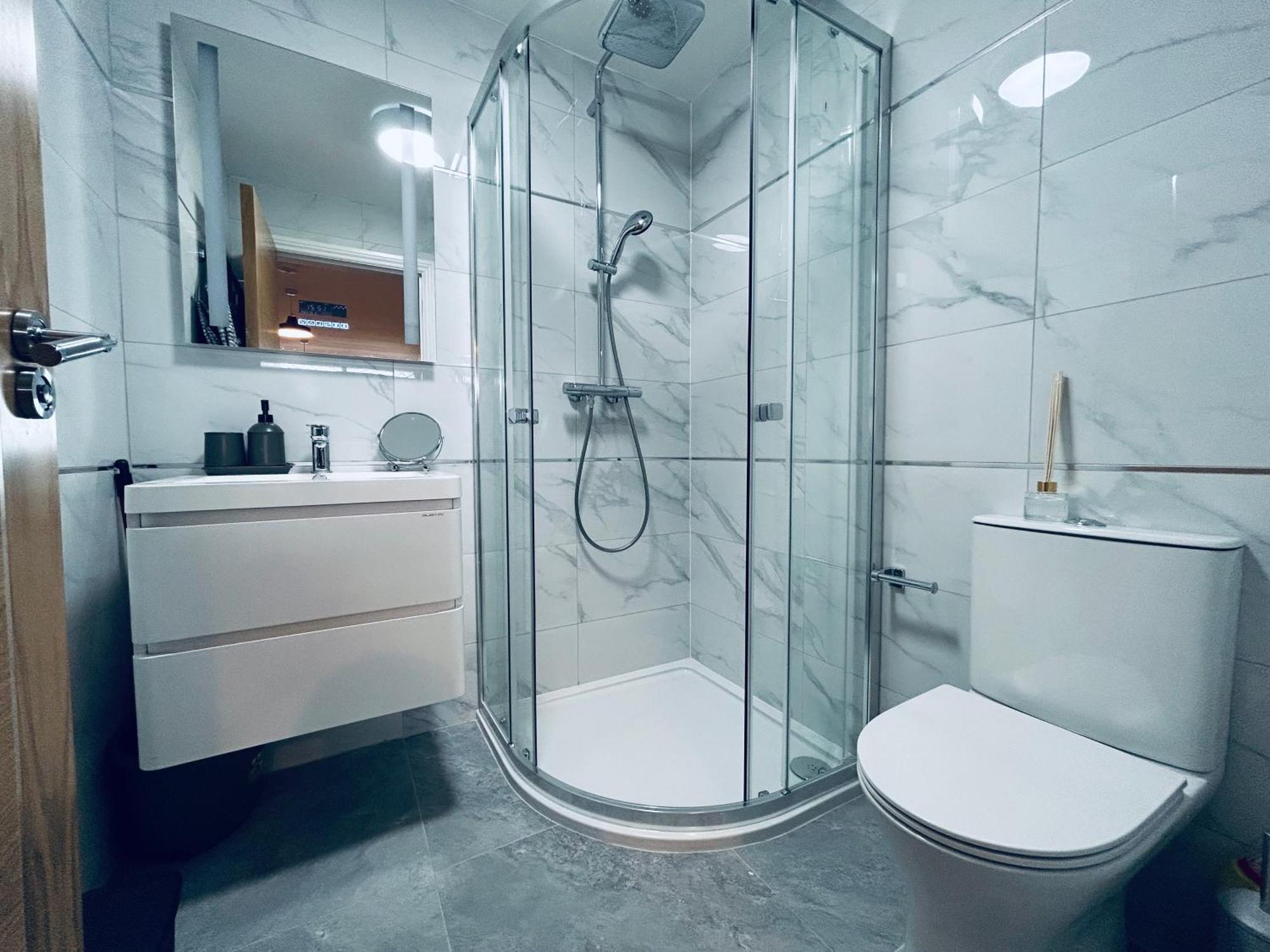 Private 2 Bed Guest House - Van Parking, M25 & A1 Connections Поттерс Бар Экстерьер фото